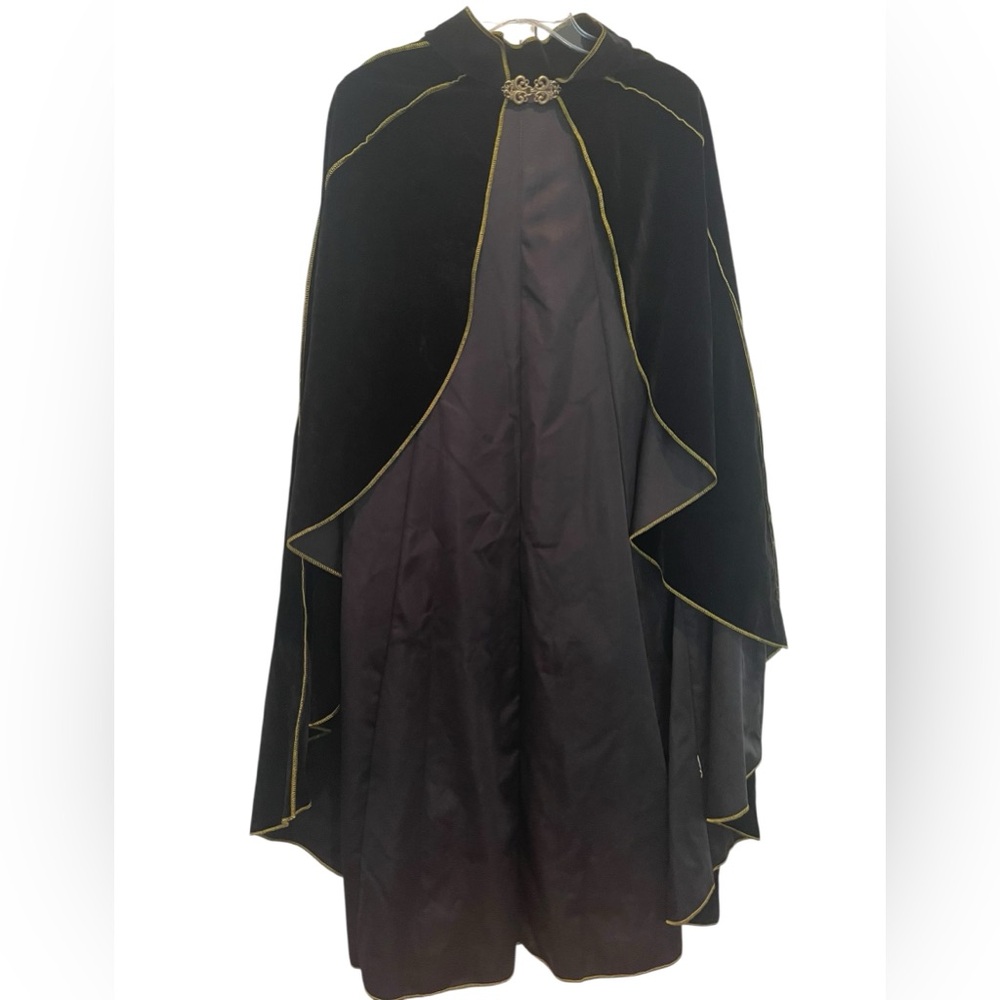 Women's Black Renaissance Velvet Cape with Stand-Up Collar - Picture 6 of 7